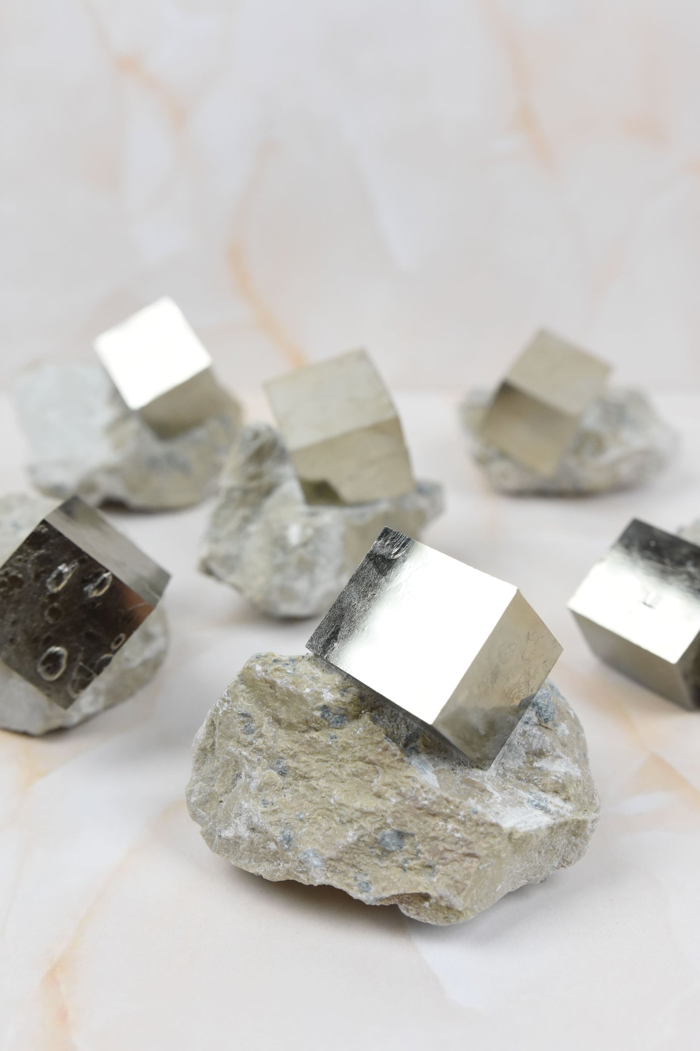 Püriitkuubik lubjakivil