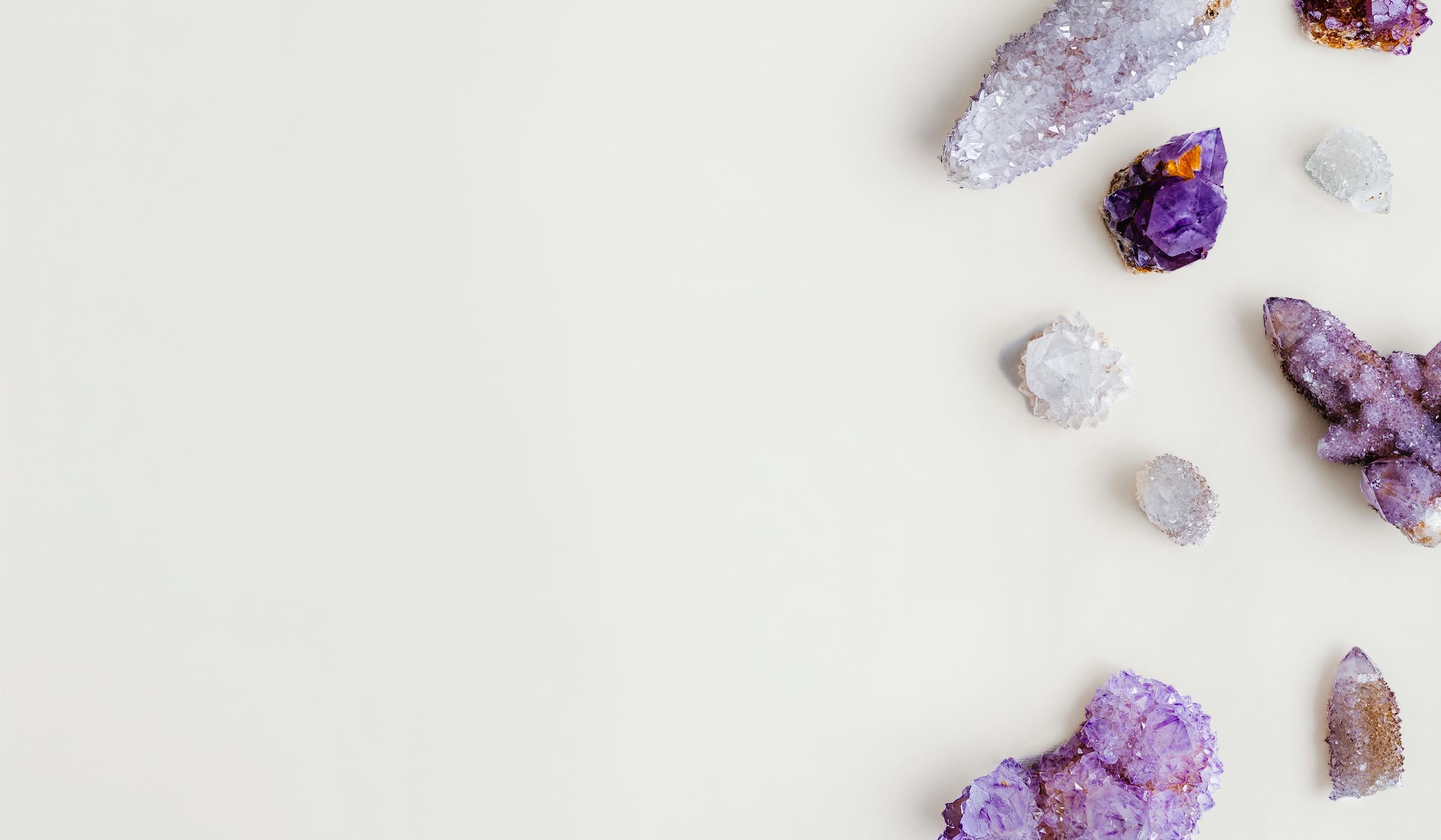 Looduslikud kristallid heledas interjööris