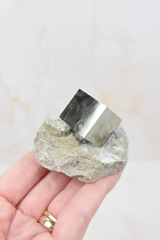 Püriitkuubik lubjakivil