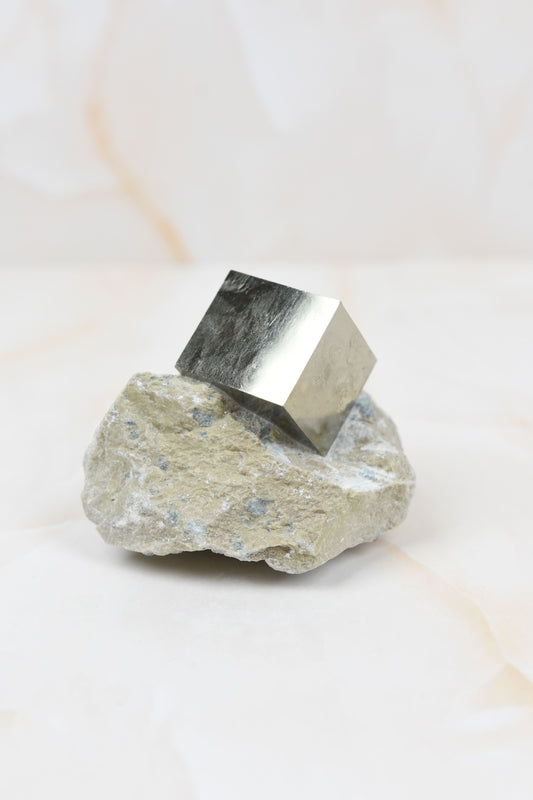 Püriitkuubik lubjakivil